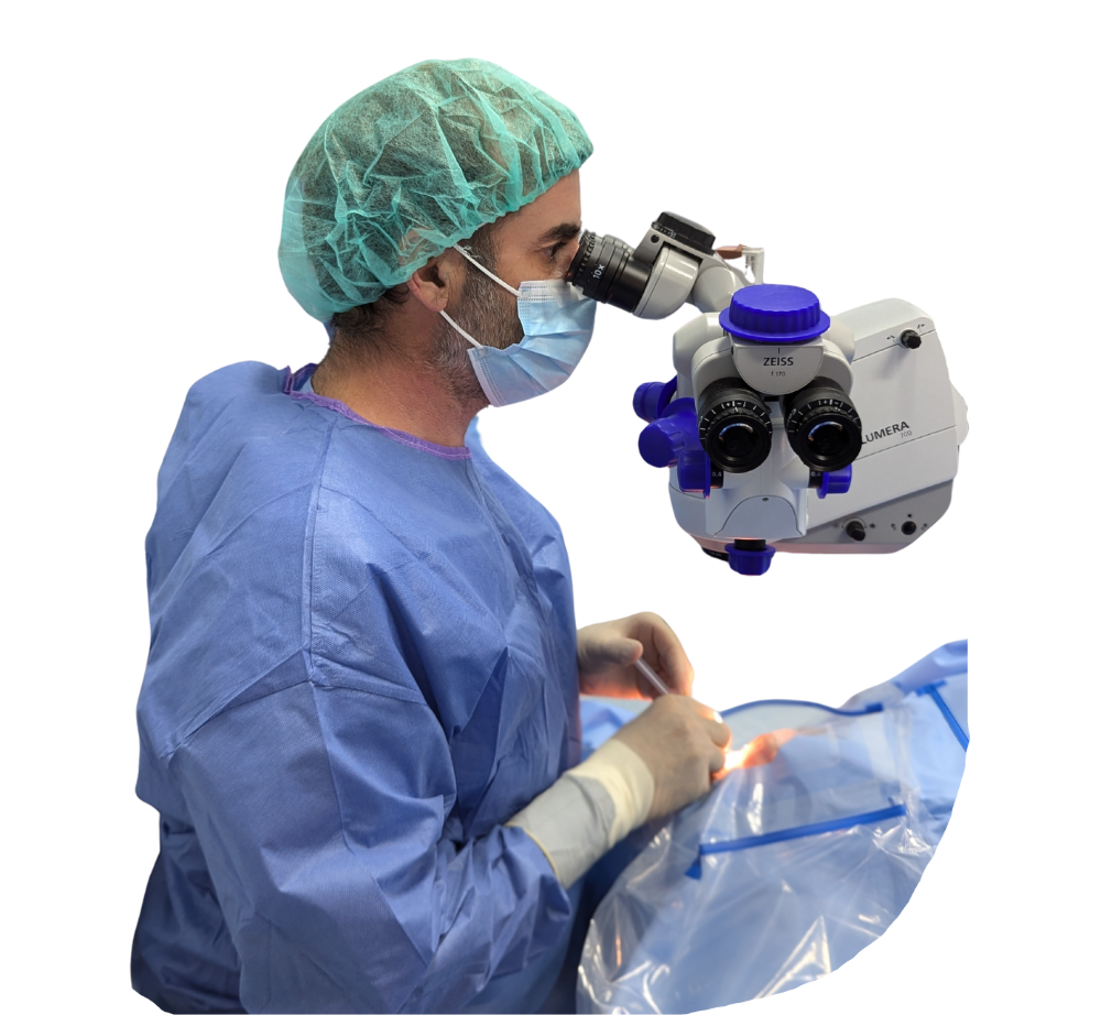Imagen sin fondo del Dr. Marc Montolio realizando una intervención quirúrgica del ojo.