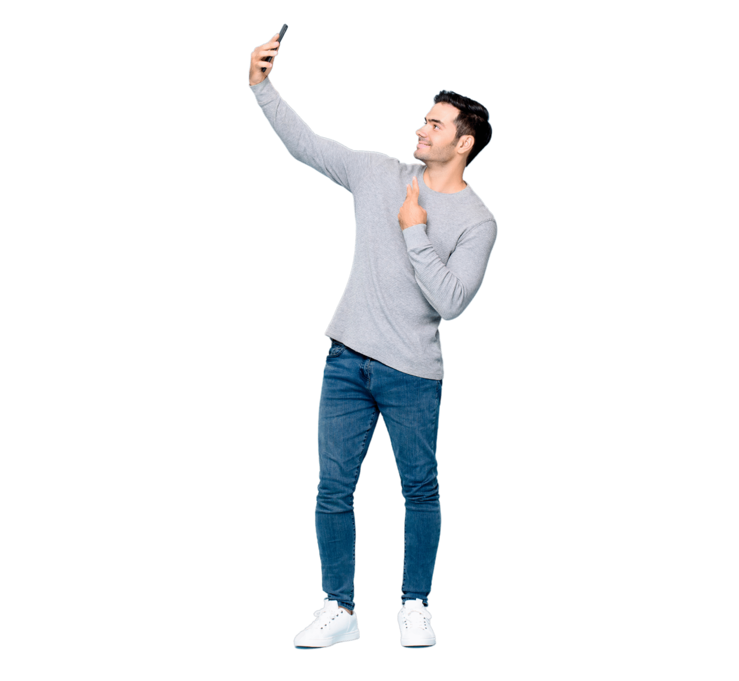 Hombre de unos 30 años mirando el móvil apartándolo como para hacerse una foto.
